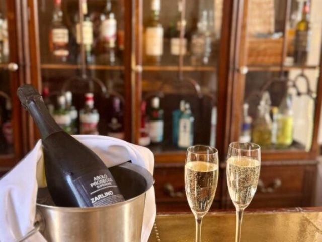 Fizz & Nibbles at Flitwick Manor